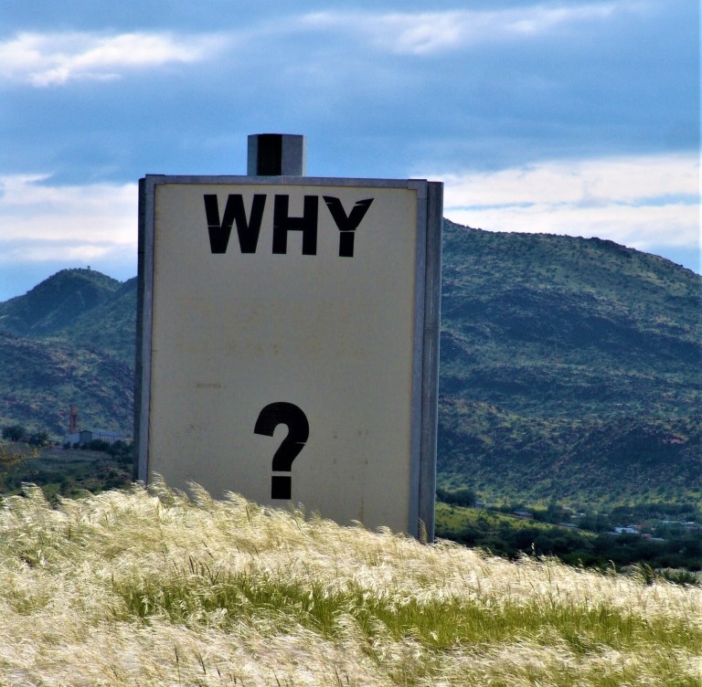 Schild in Prärie mit Schrift why?