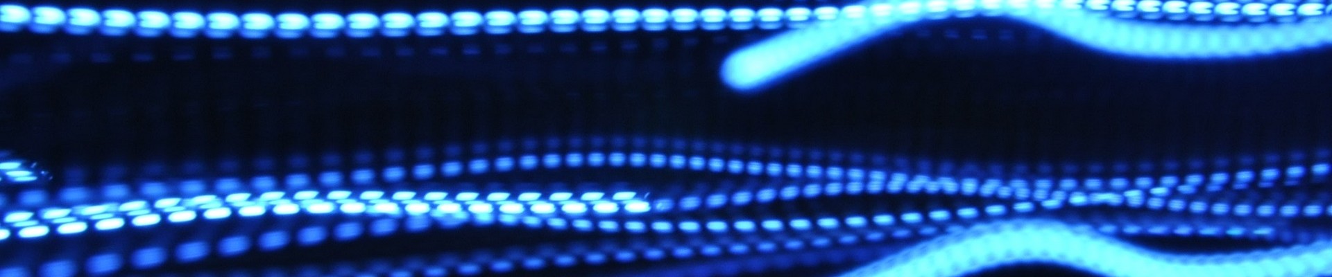 Hellblaue elektrische Lichtfäden vor dunkelblauem Hintergrund